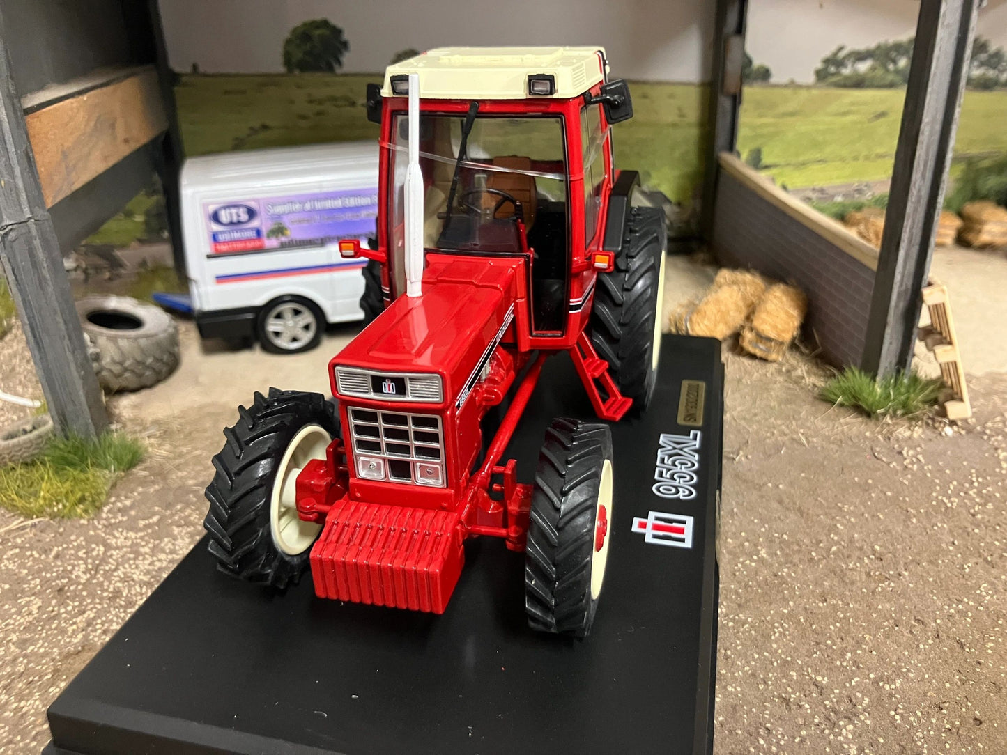 REP247 Replicagri International 955 XL 4wd tractor 1:32 scale Boxed Image 3