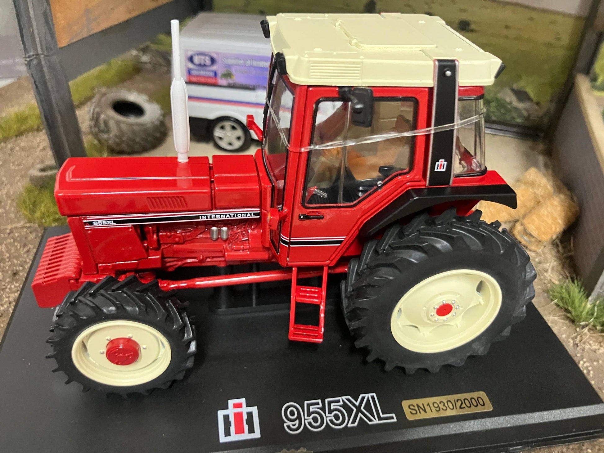 REP247 Replicagri International 955 XL 4wd tractor 1:32 scale Boxed Image 5