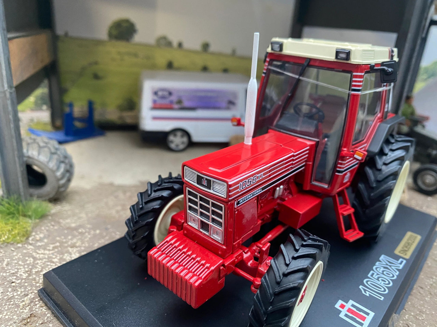 REP248 Replicagri International 1056 XL tractor 1:32 scale Boxed Image 3
