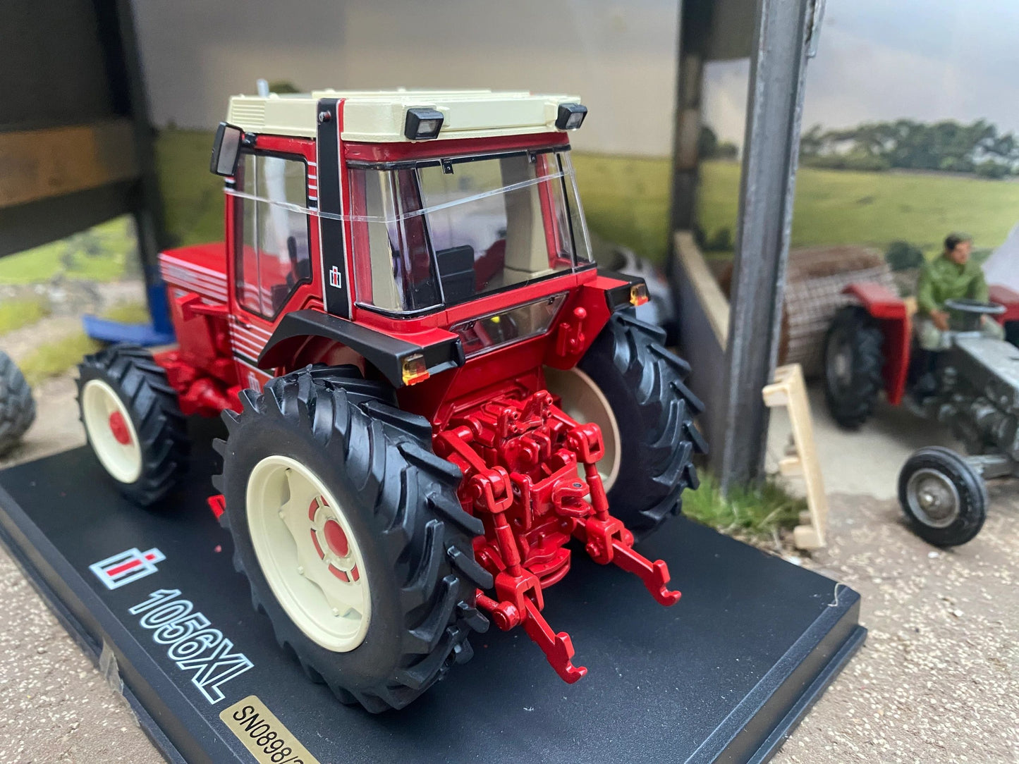 REP248 Replicagri International 1056 XL tractor 1:32 scale Boxed Image 4