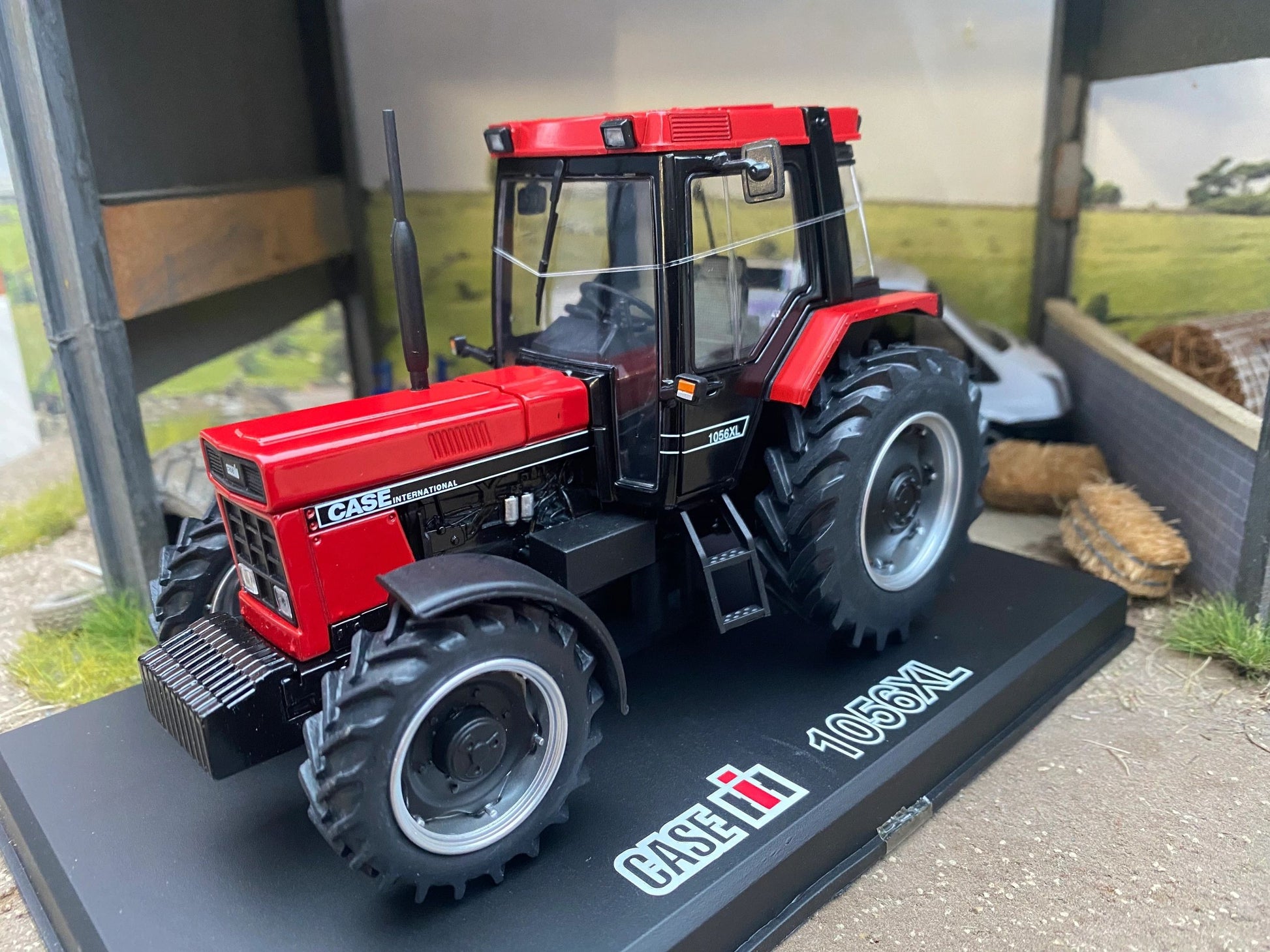 REP249 Replicagri CASE International 1056 XL tractor 1:32 scale Boxed Image 3