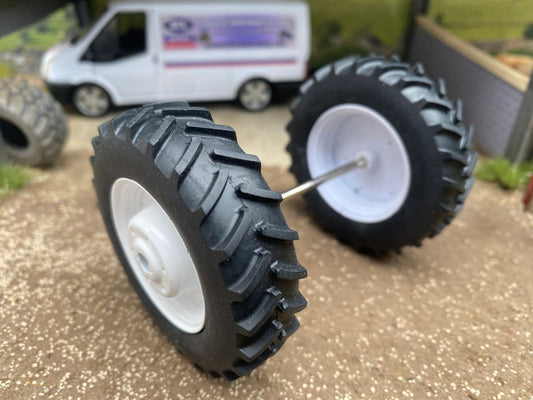 Set of 2 wheels and axle 1:32 scale Image