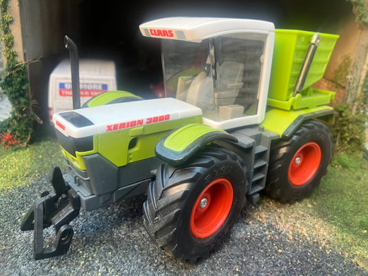 Siku Claas xerion 3000 Tractor 1:32 BOXED Image