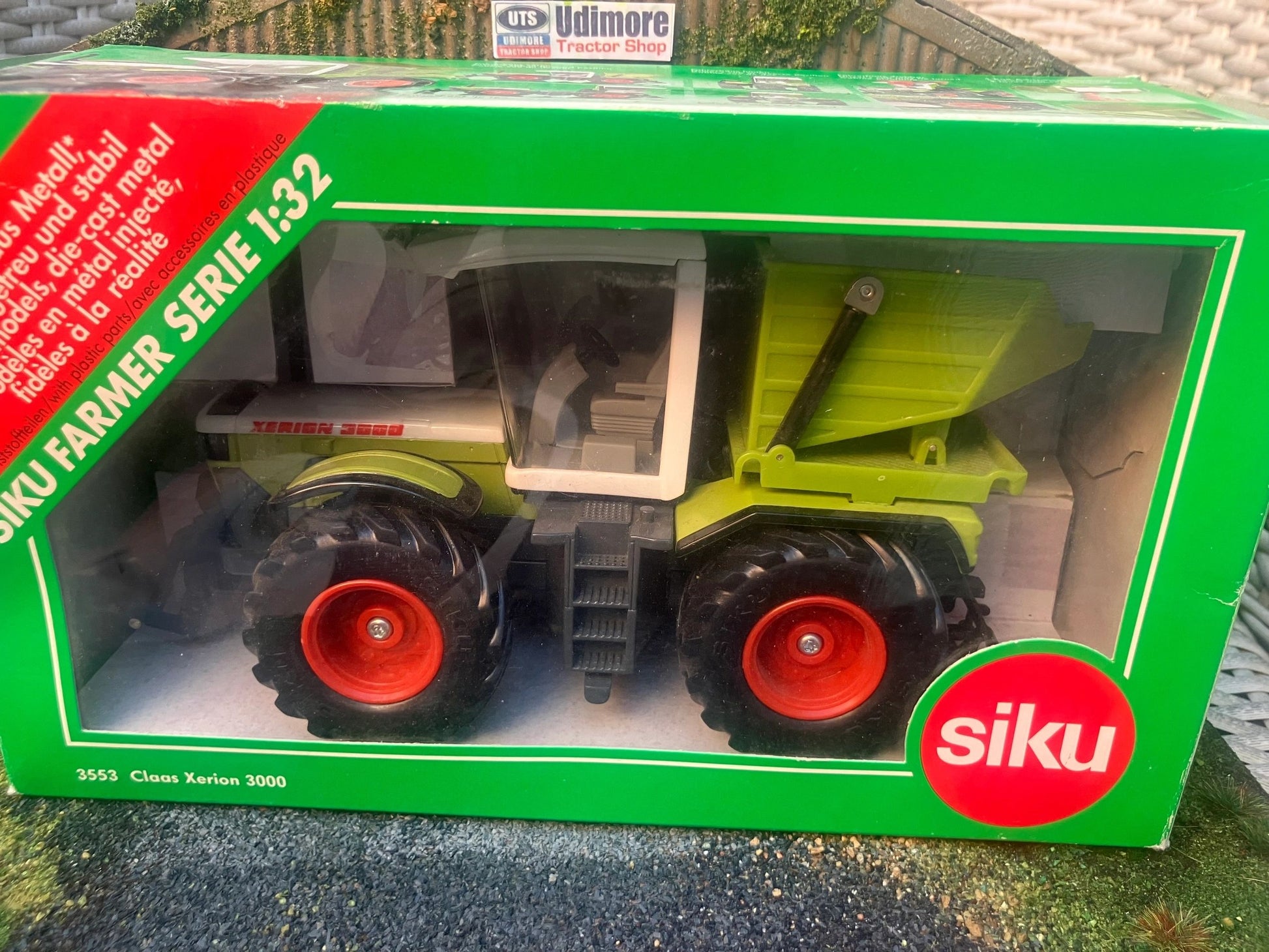Siku Claas xerion 3000 Tractor 1:32 BOXED Image 5