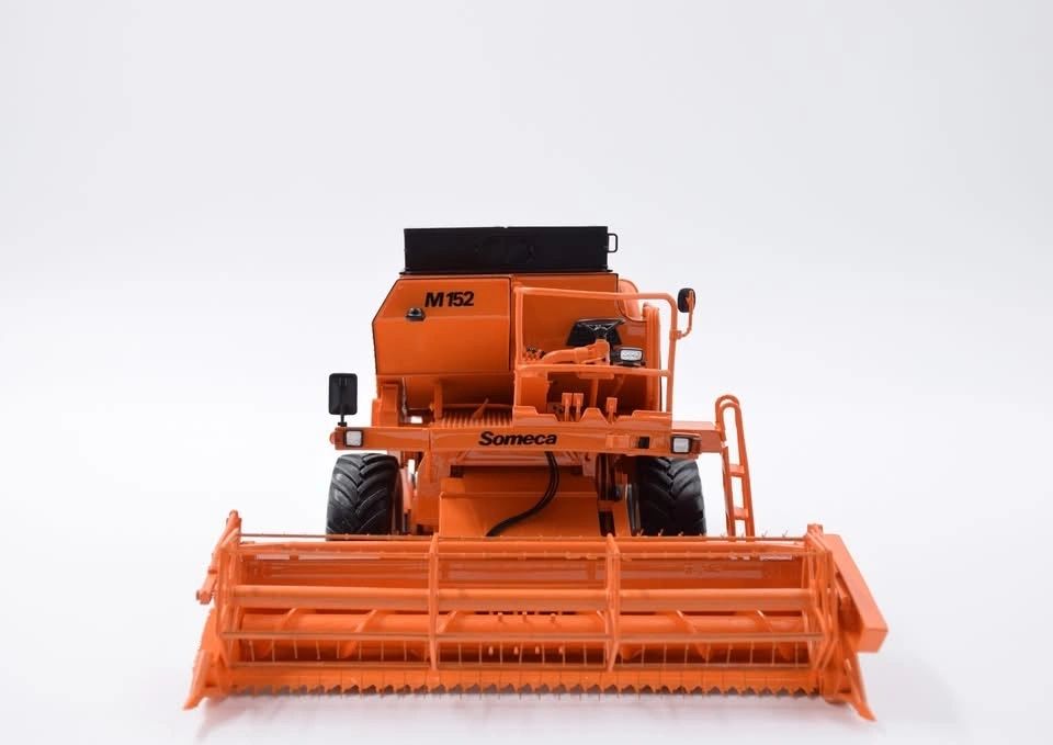 Someca M152 Combine Harvester Limited Edition Stunning in 1:32 scale VKA Models COLLECTION ONLY Image 2