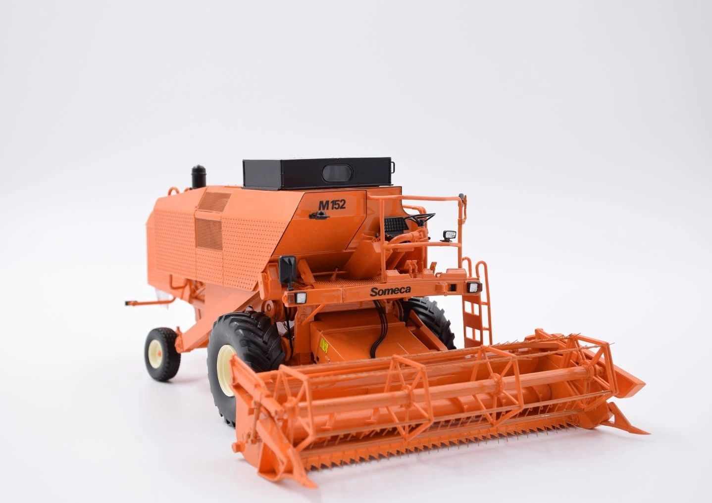 Someca M152 Combine Harvester Limited Edition Stunning in 1:32 scale VKA Models COLLECTION ONLY Image 5
