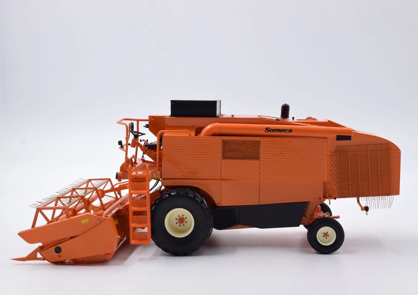 Someca M152 Combine Harvester Limited Edition Stunning in 1:32 scale VKA Models COLLECTION ONLY Image 8