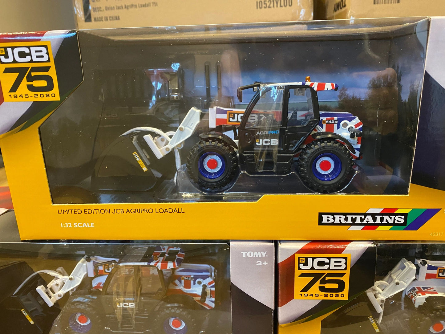 TRADE BOX 43317 3 x Britains JCB Union Jack Loadall 75th Anniversary model 1:32 Image 3