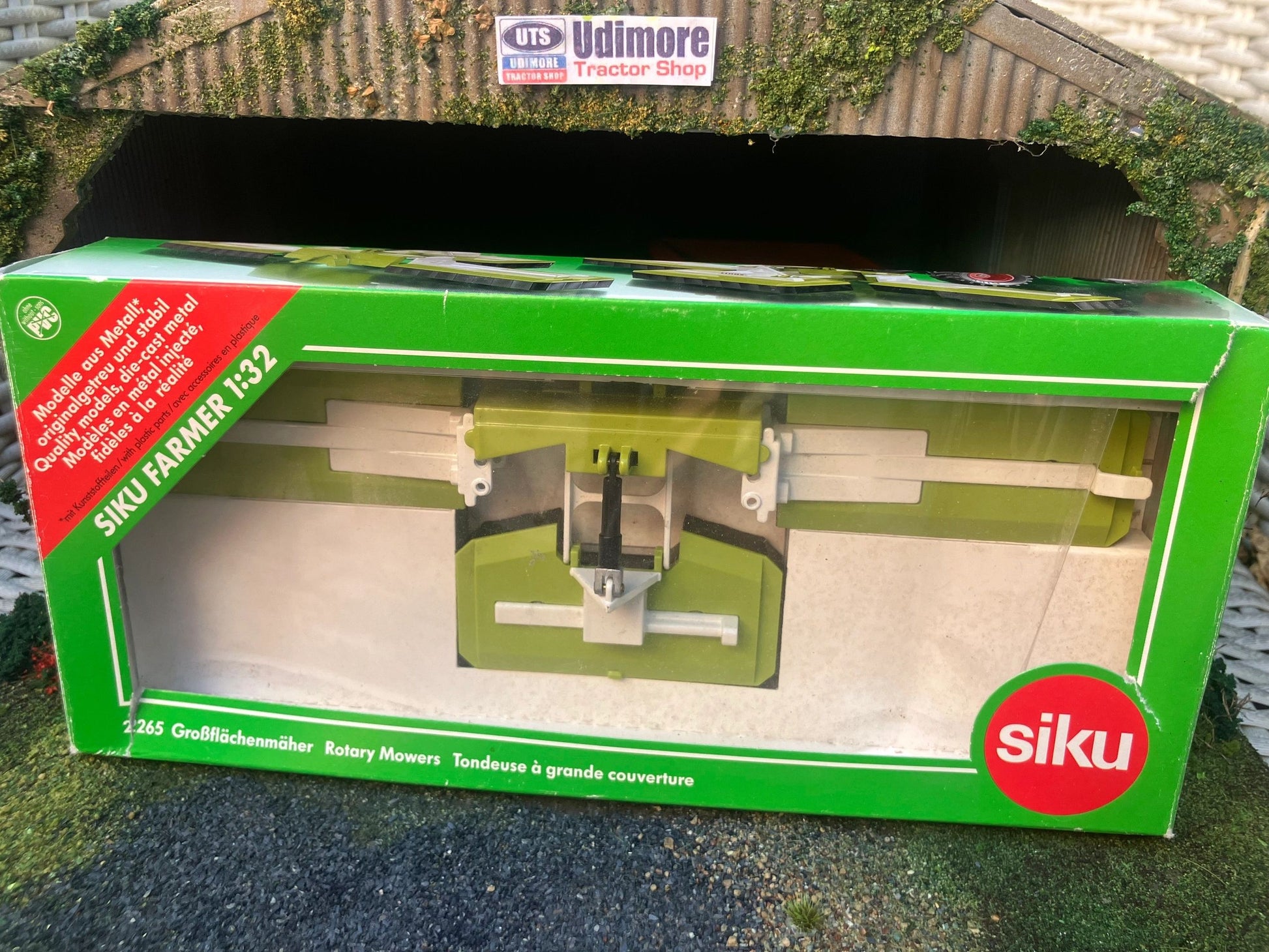 Triple Mower Set 1:32 scale boxed Siku 2265 Image 4