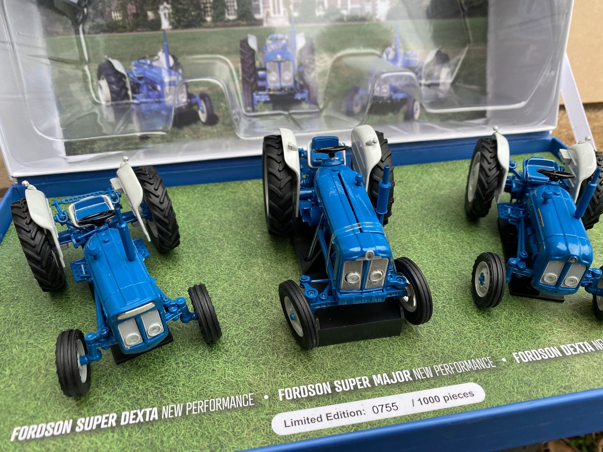 UH6376 Universal Hobbies Fordson Dexta Major 3 model SET 1:32 scale Limited Edition Image 2
