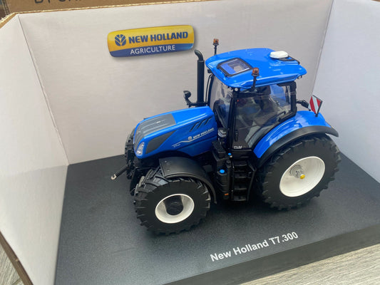 UH6604 Universal Hobbies New Holland T7.300 Auto Command Tractor 1:32 scale Boxed Image