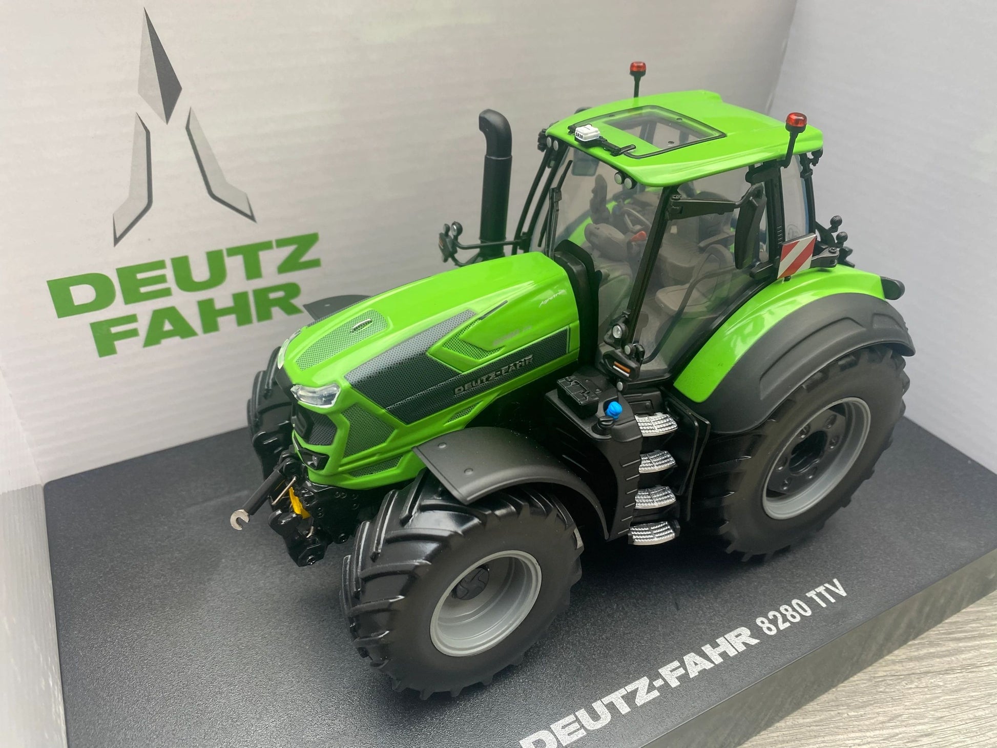 UH6606 Universal Hobbies Deutz-Fahr 8280 TTV - Standard Green Tractor 1:32 scale Boxed Image