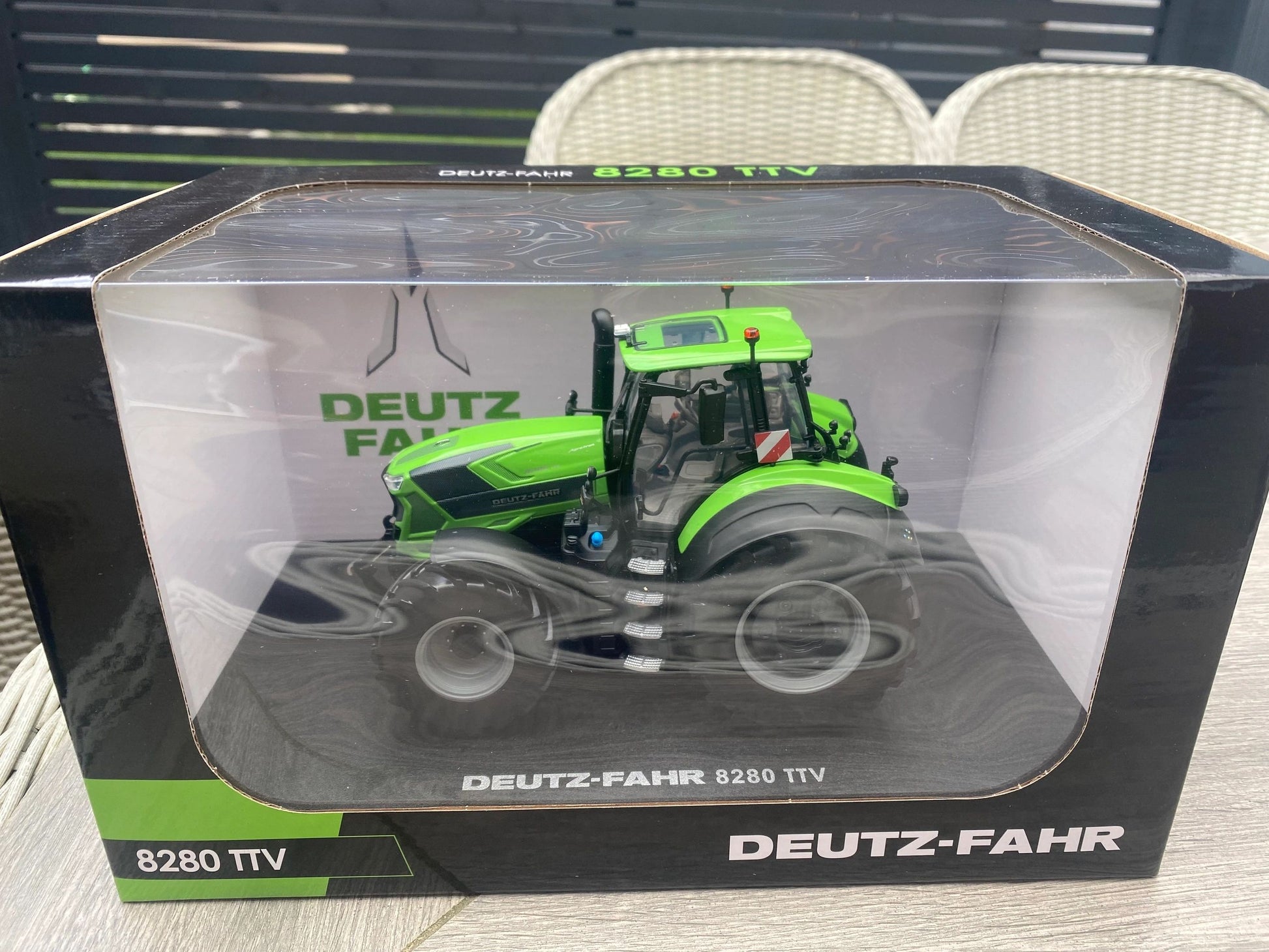 UH6606 Universal Hobbies Deutz-Fahr 8280 TTV - Standard Green Tractor 1:32 scale Boxed Image 4
