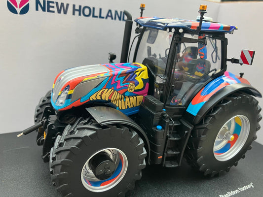 UH6698 Universal Hobbies Basildon 60 years Limited Edition New Holland T7.300 Tractor 1:32 scale Boxed Image