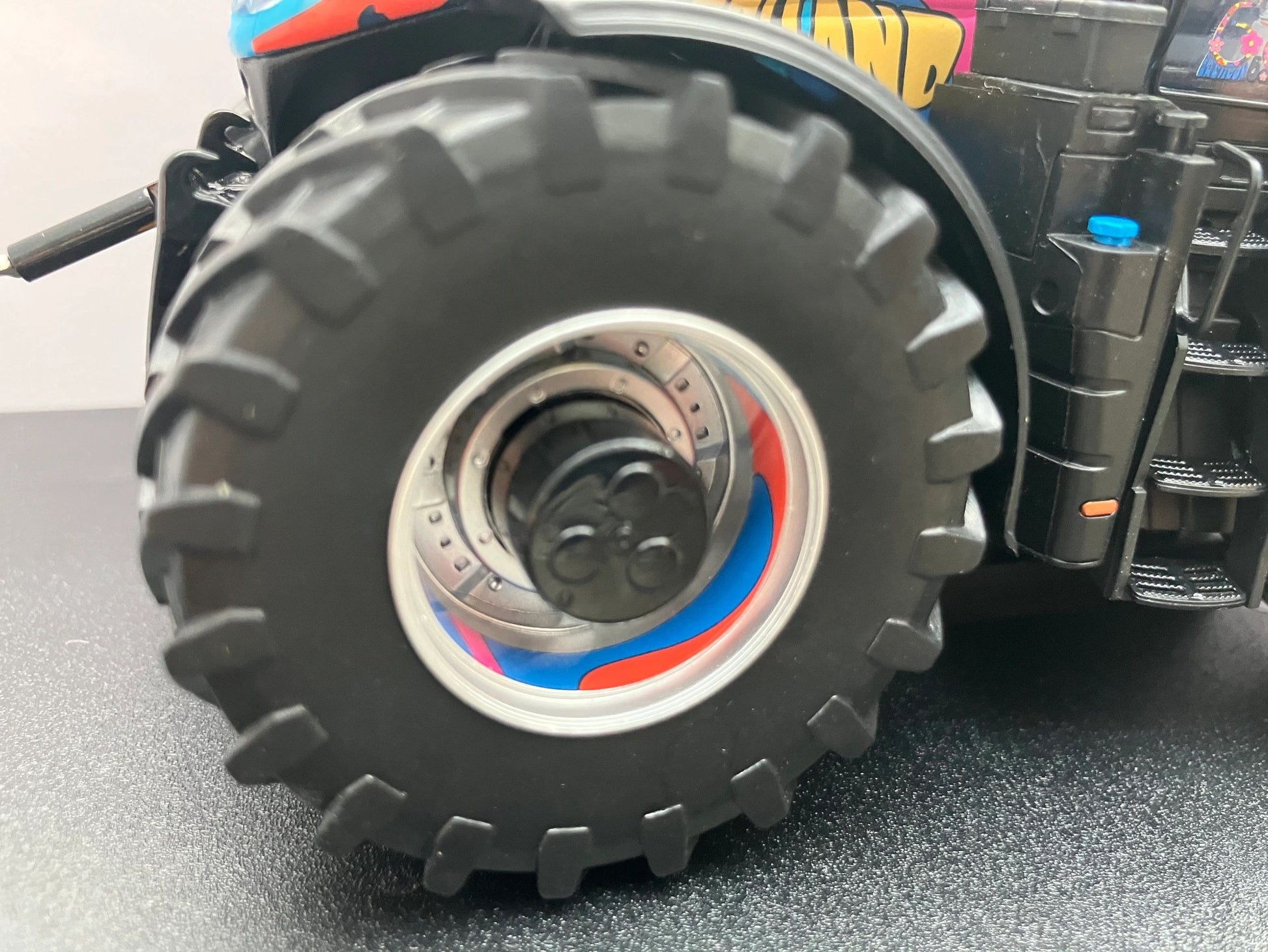 UH6698 Universal Hobbies Basildon 60 years Limited Edition New Holland T7.300 Tractor 1:32 scale Boxed Image 2
