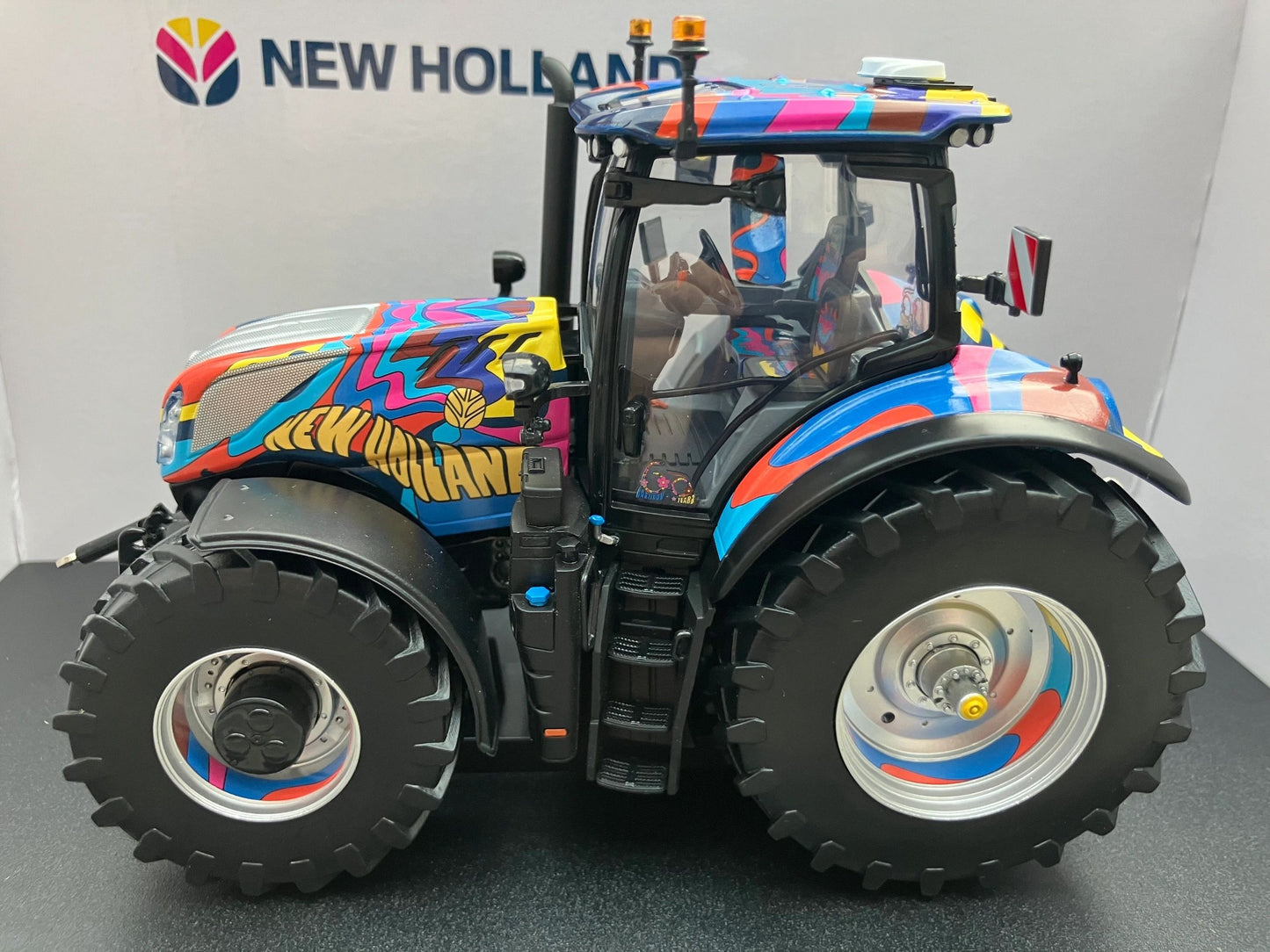 UH6698 Universal Hobbies Basildon 60 years Limited Edition New Holland T7.300 Tractor 1:32 scale Boxed Image 3