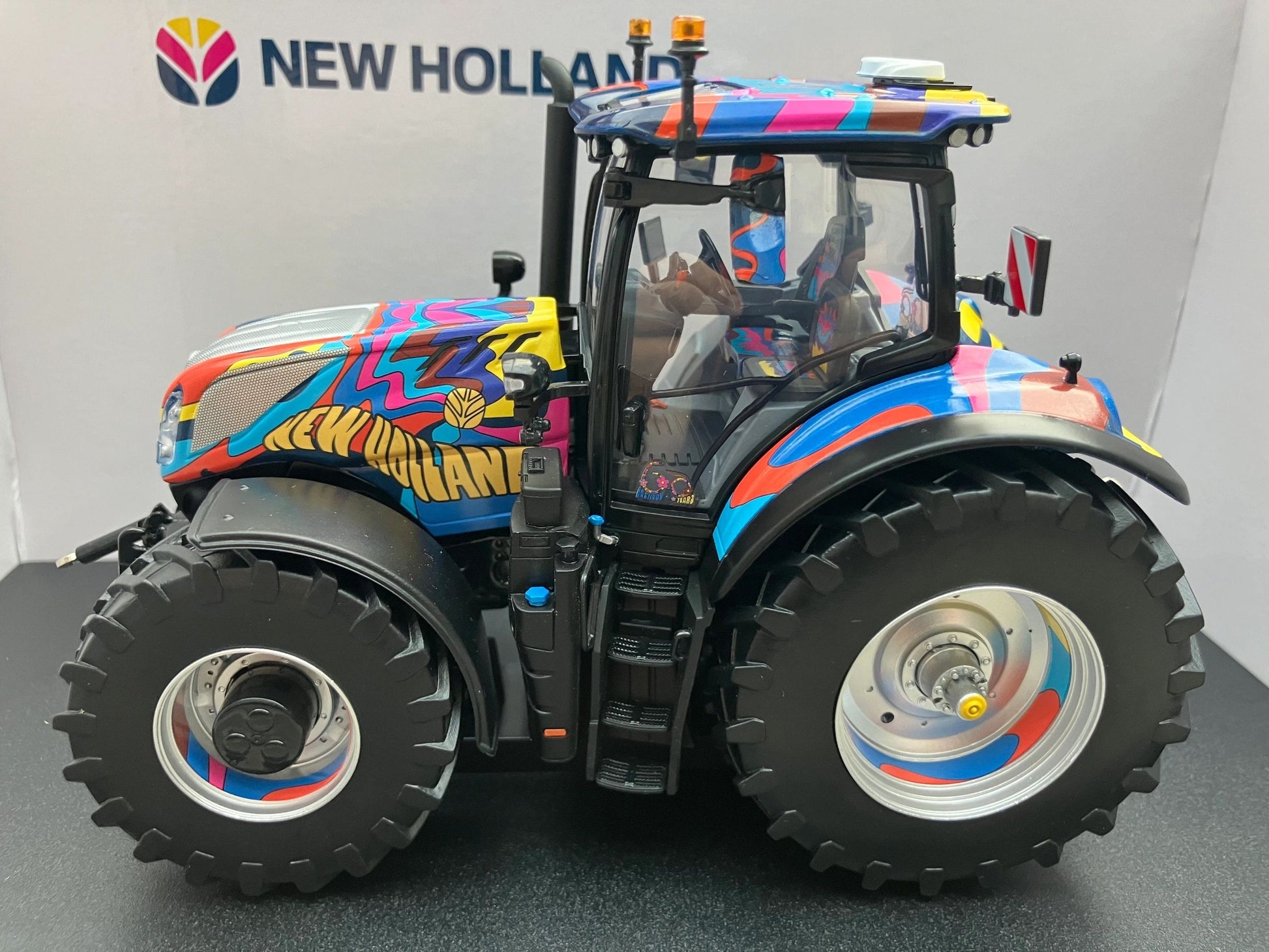 UH6698 Universal Hobbies Basildon 60 years Limited Edition New Holland T7.300 Tractor 1:32 scale Boxed Image 3