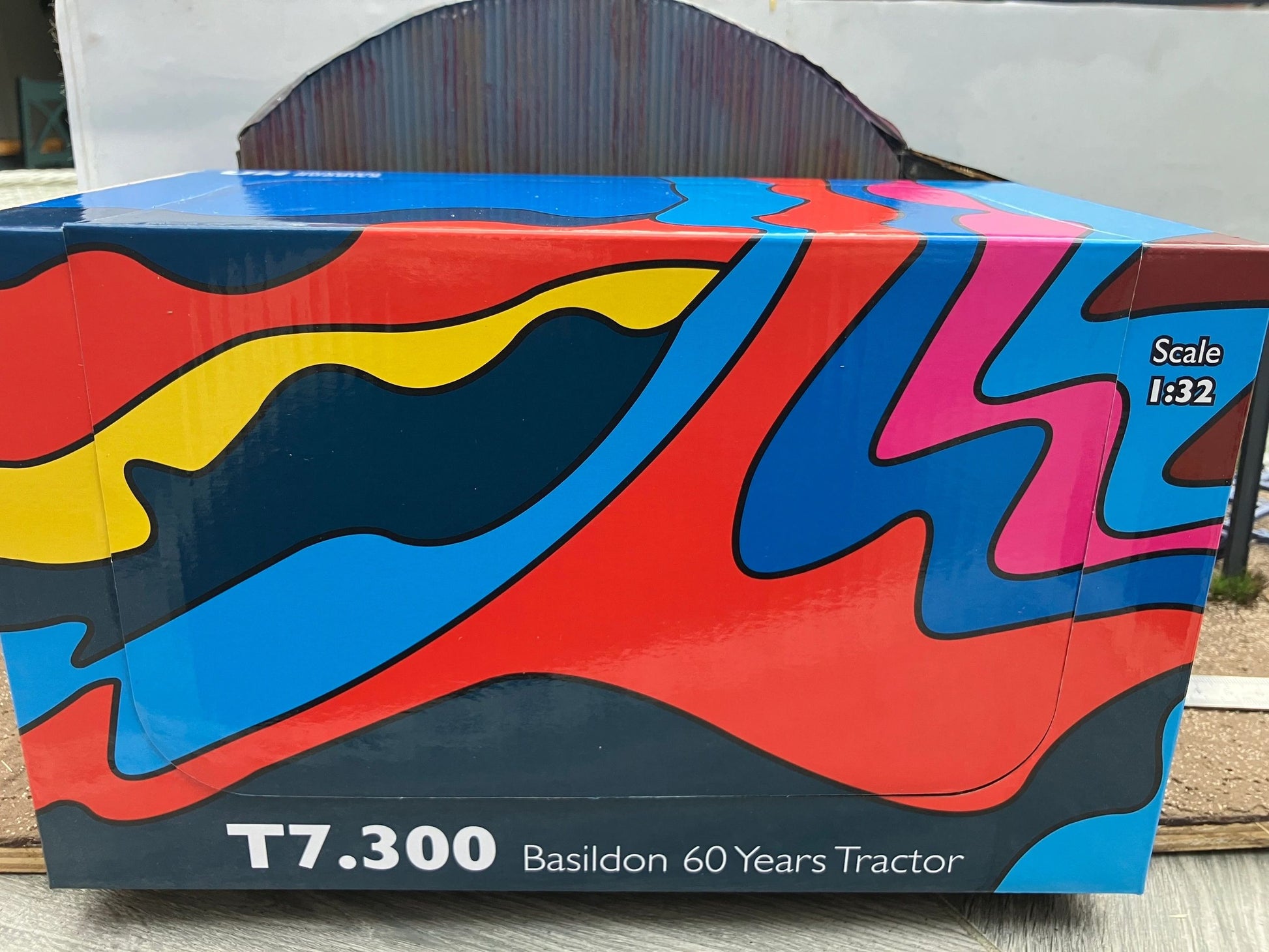 UH6698 Universal Hobbies Basildon 60 years Limited Edition New Holland T7.300 Tractor 1:32 scale Boxed Image 5