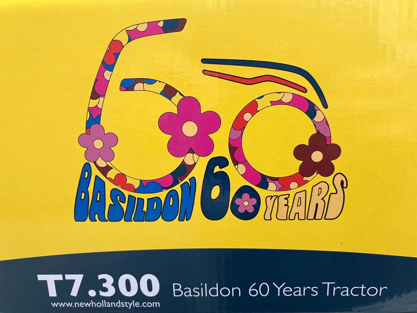 UH6698 Universal Hobbies Basildon 60 years Limited Edition New Holland T7.300 Tractor 1:32 scale Boxed Image 6