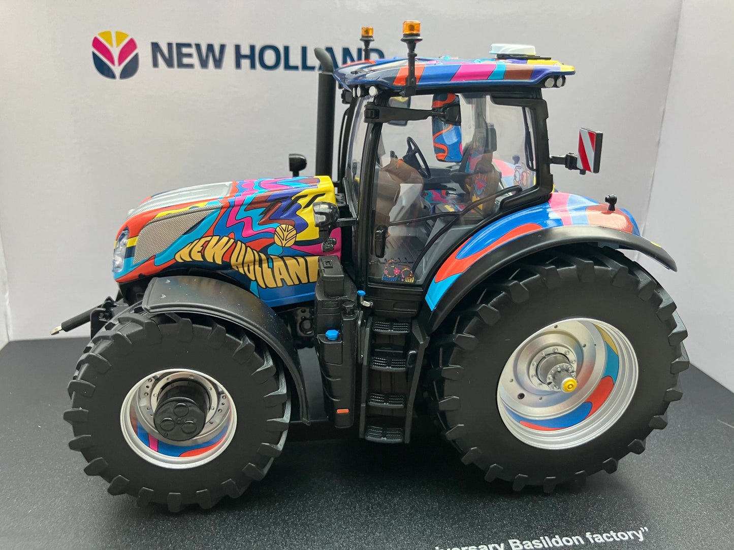 UH6698 Universal Hobbies Basildon 60 years Limited Edition New Holland T7.300 Tractor 1:32 scale Boxed Image 8