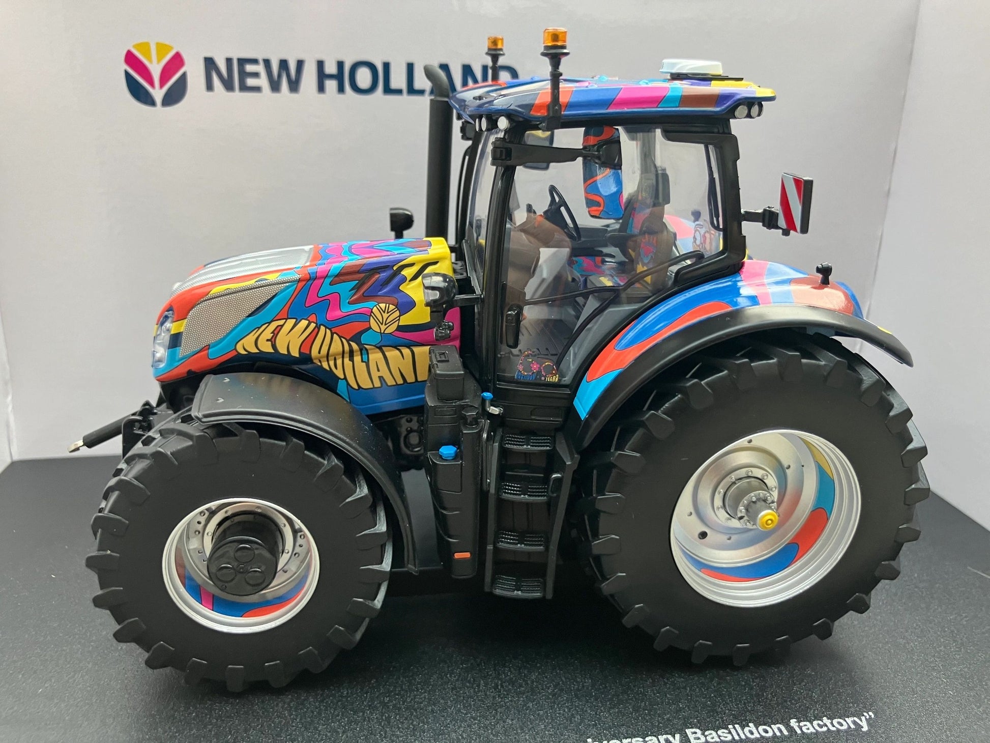 UH6698 Universal Hobbies Basildon 60 years Limited Edition New Holland T7.300 Tractor 1:32 scale Boxed Image 8