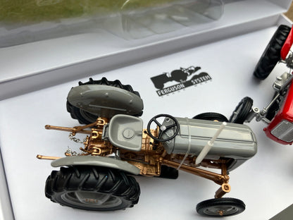 UH7125 Universal Hobbies Ferguson FE35 and Massey Ferguson 35 model SET 1:32 scale Limited Edition Image 4