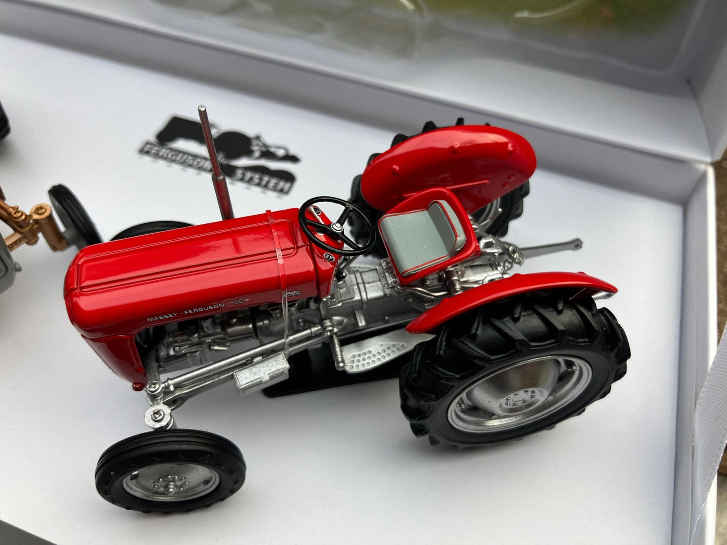 UH7125 Universal Hobbies Ferguson FE35 and Massey Ferguson 35 model SET 1:32 scale Limited Edition Image 7
