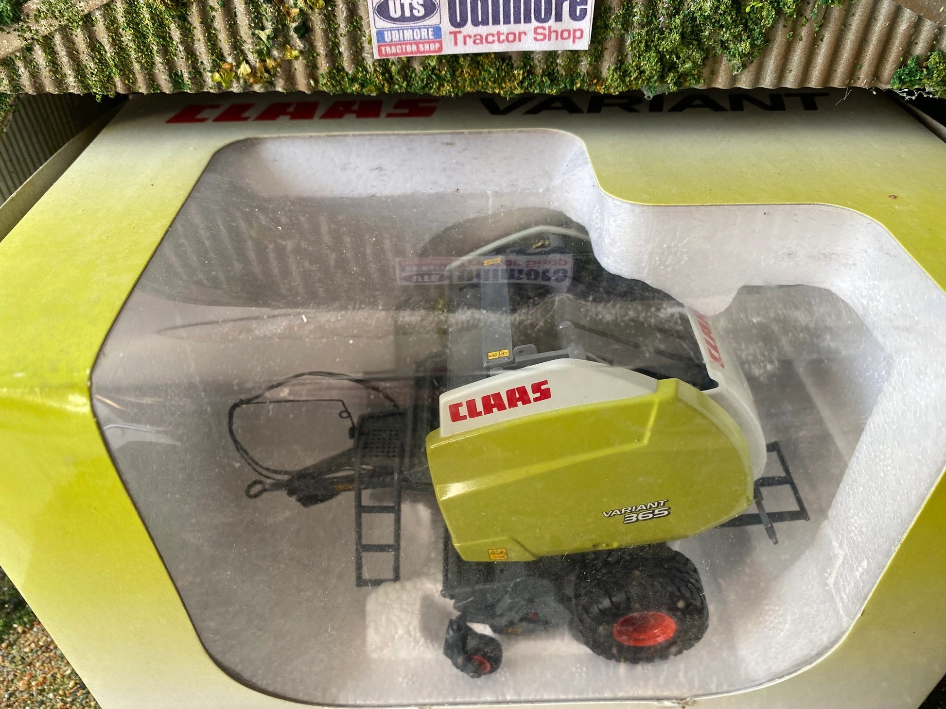 Universal Hobbies Claas Variant 365 baler 1:32 BOXED Image 3