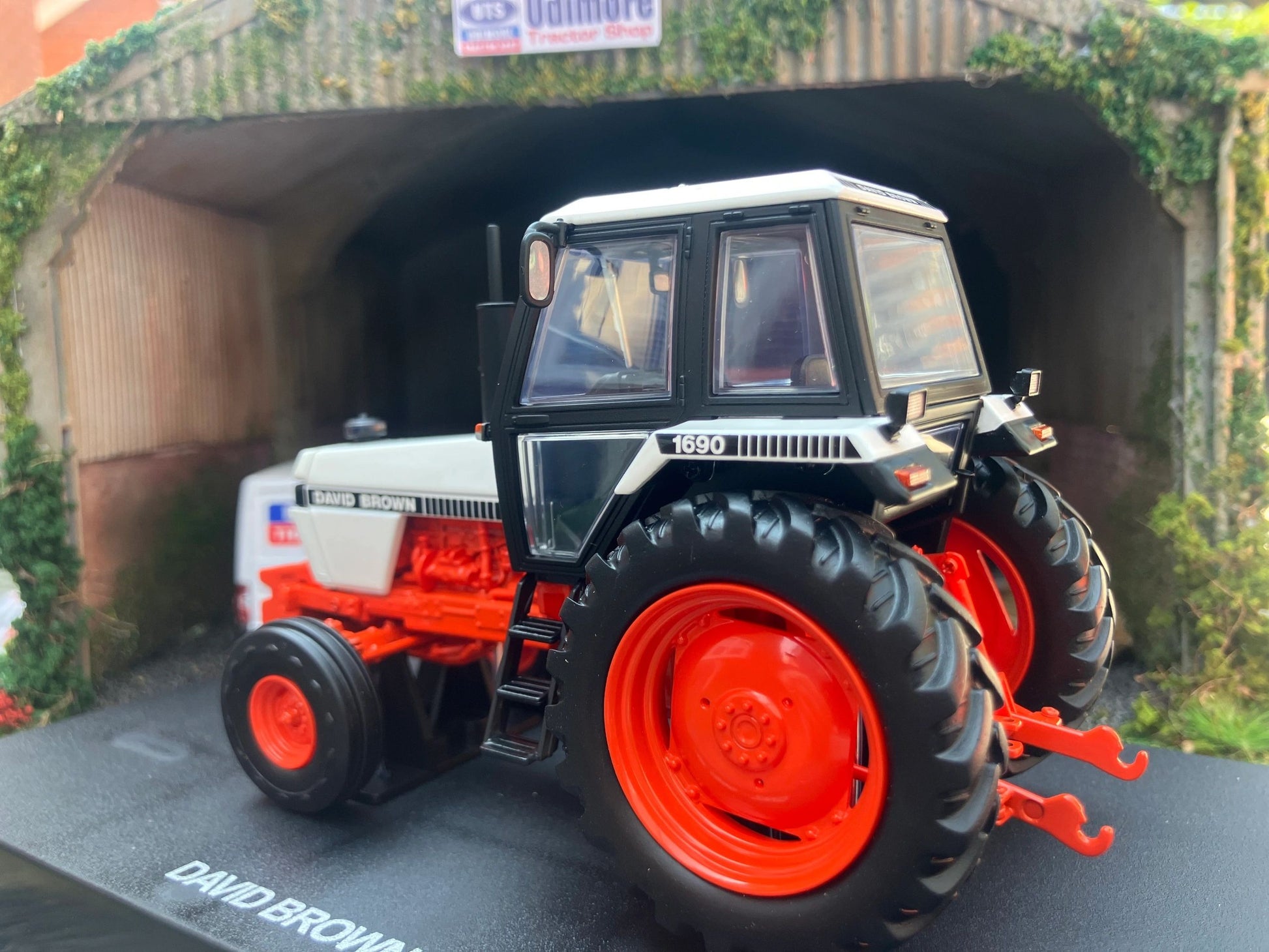 Universal Hobbies David Brown 1690 2wd Tractor BOXED 1:32 scale UH6754 Image 4