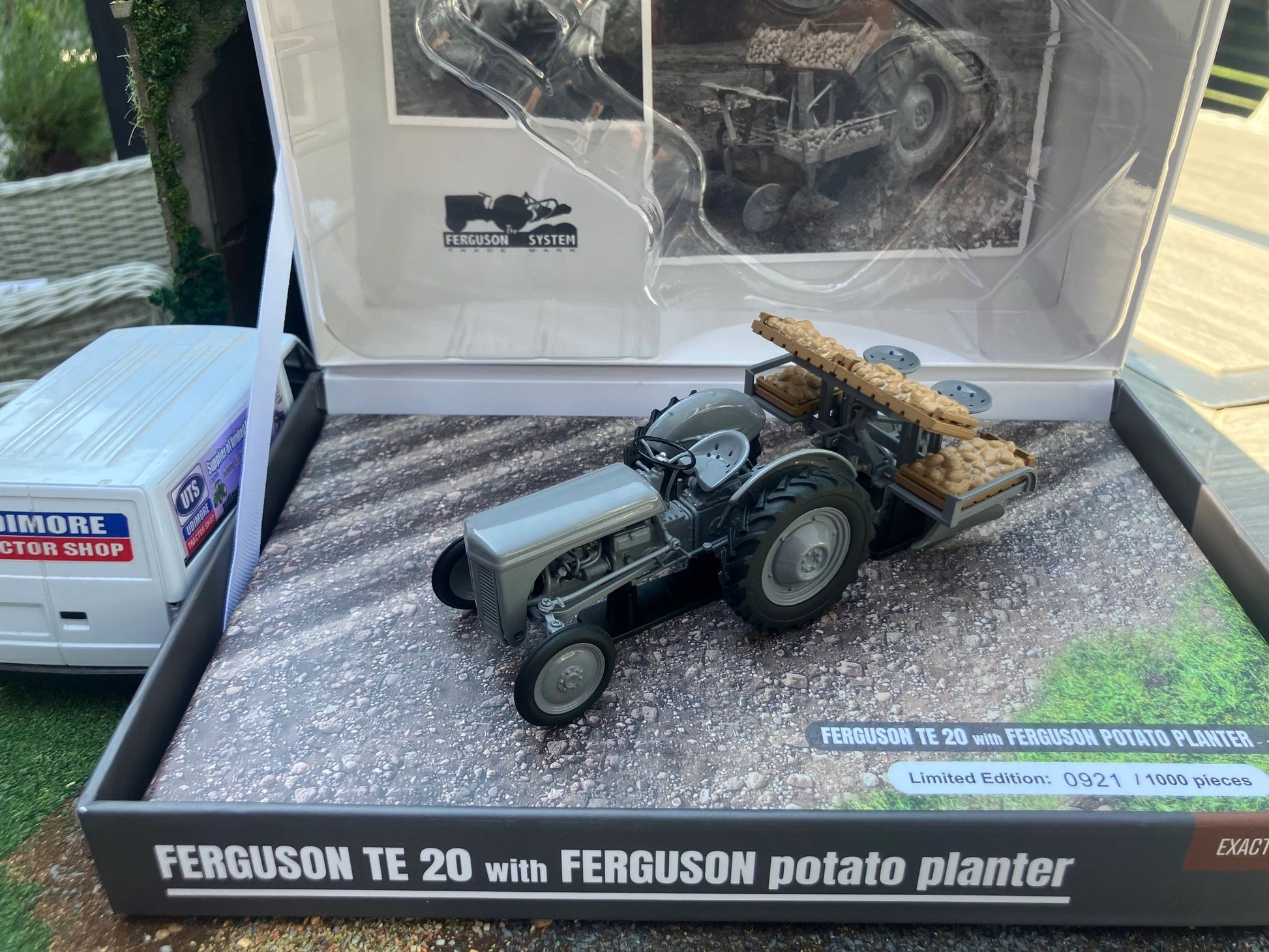 Universal Hobbies Ferguson TE20 Tractor Potato planter set 1:32 scale UH7127 Image
