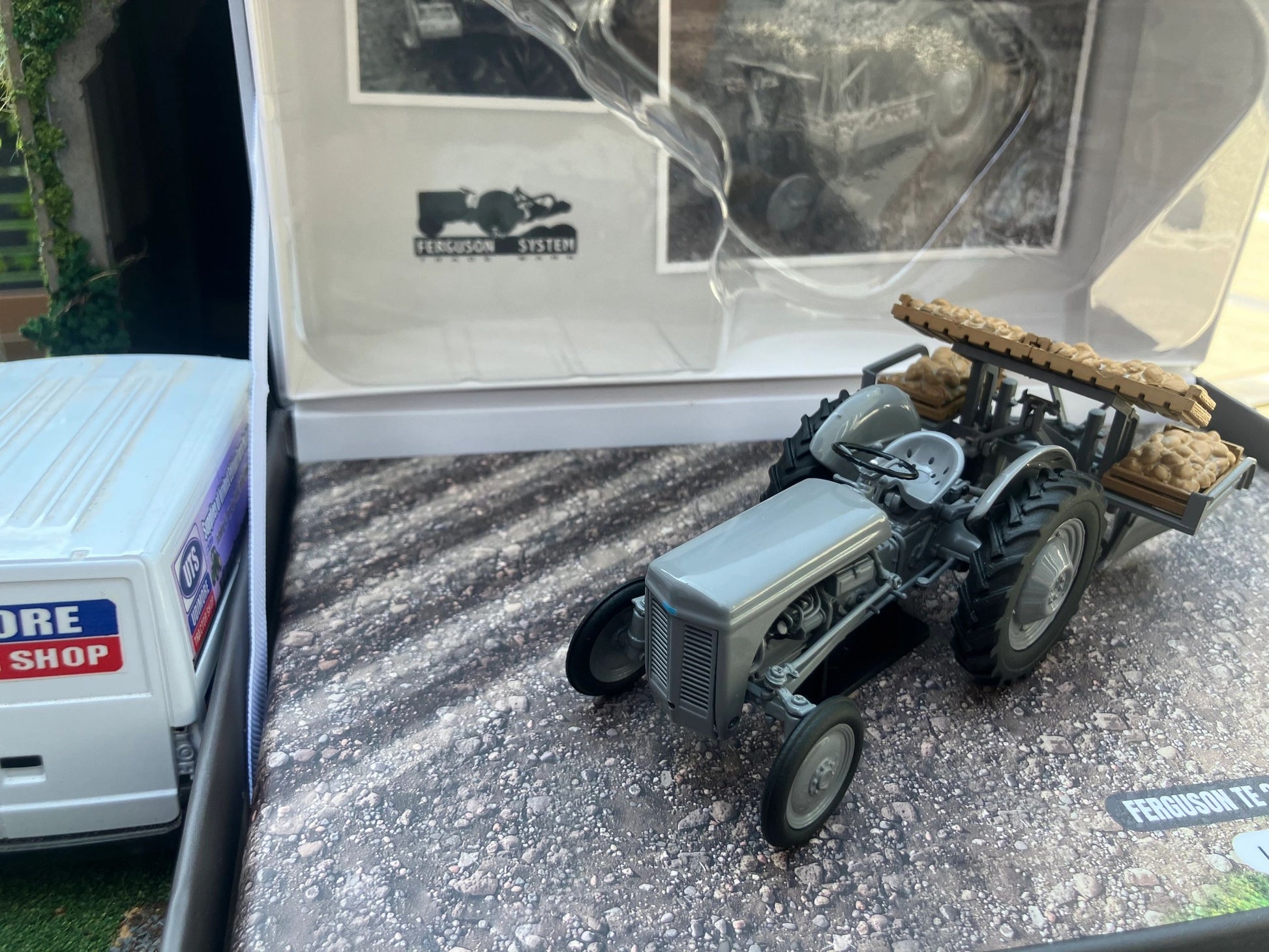 Universal Hobbies Ferguson TE20 Tractor Potato planter set 1:32 scale UH7127 Image 5