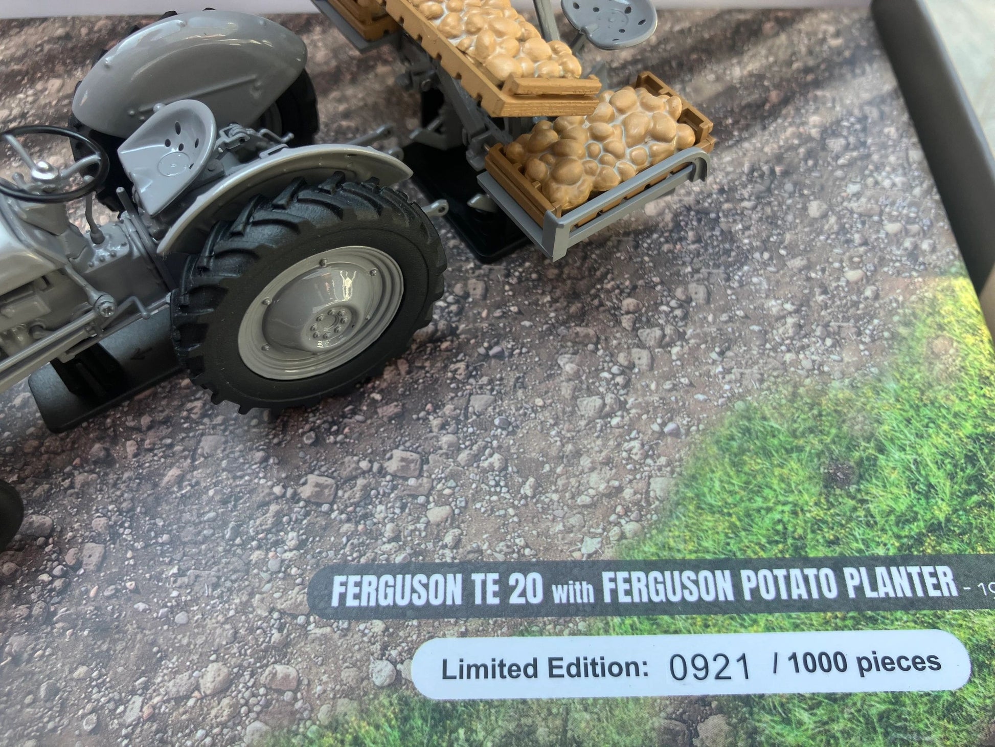 Universal Hobbies Ferguson TE20 Tractor Potato planter set 1:32 scale UH7127 Image 6
