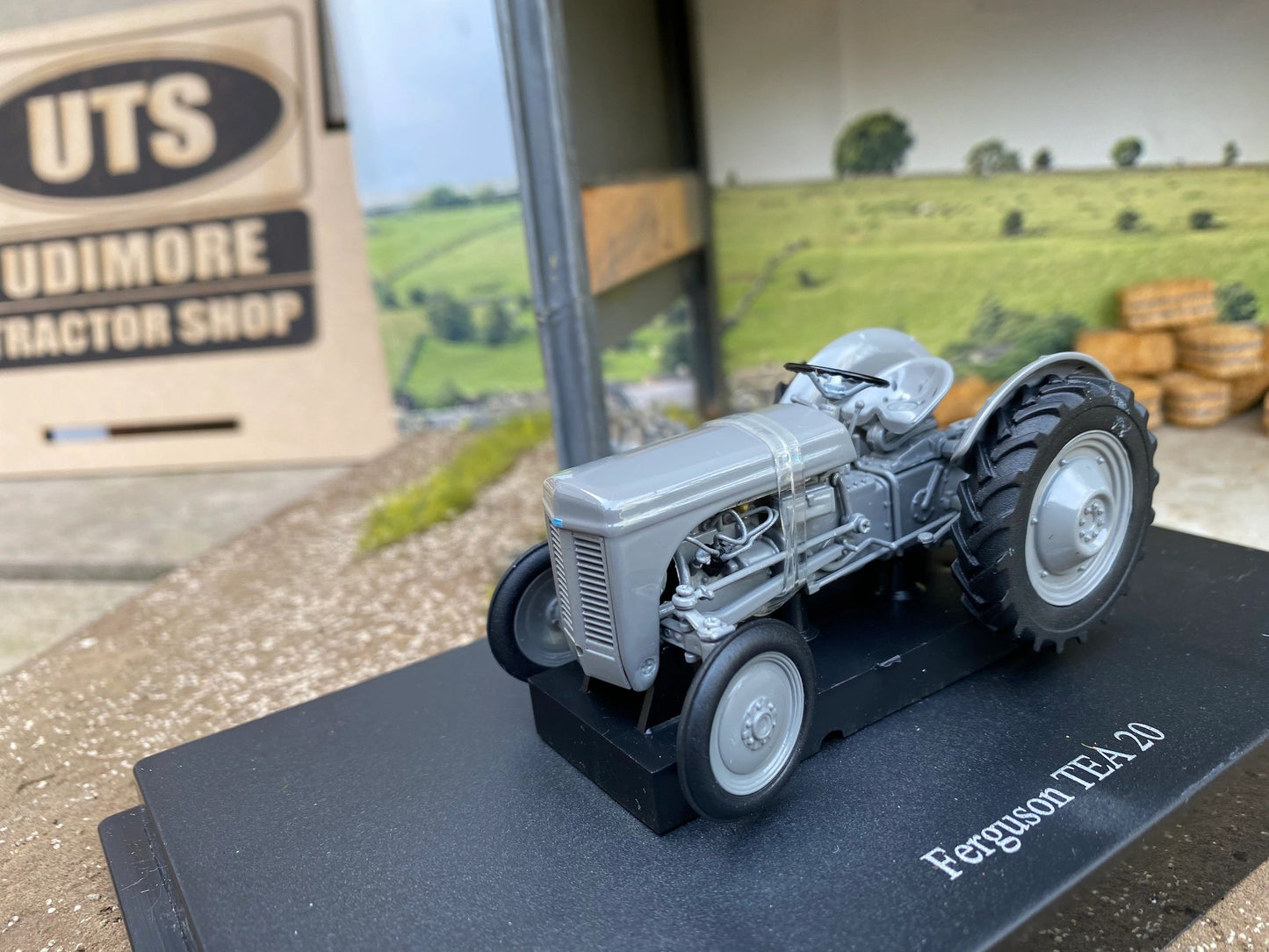 Universal Hobbies Ferguson TEA20 tractor BOXED 1:32 New 4189 Little Grey Fergie Image