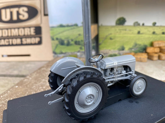 Universal Hobbies Ferguson TEA20 tractor BOXED 1:32 New 4189 Little Grey Fergie Image 2