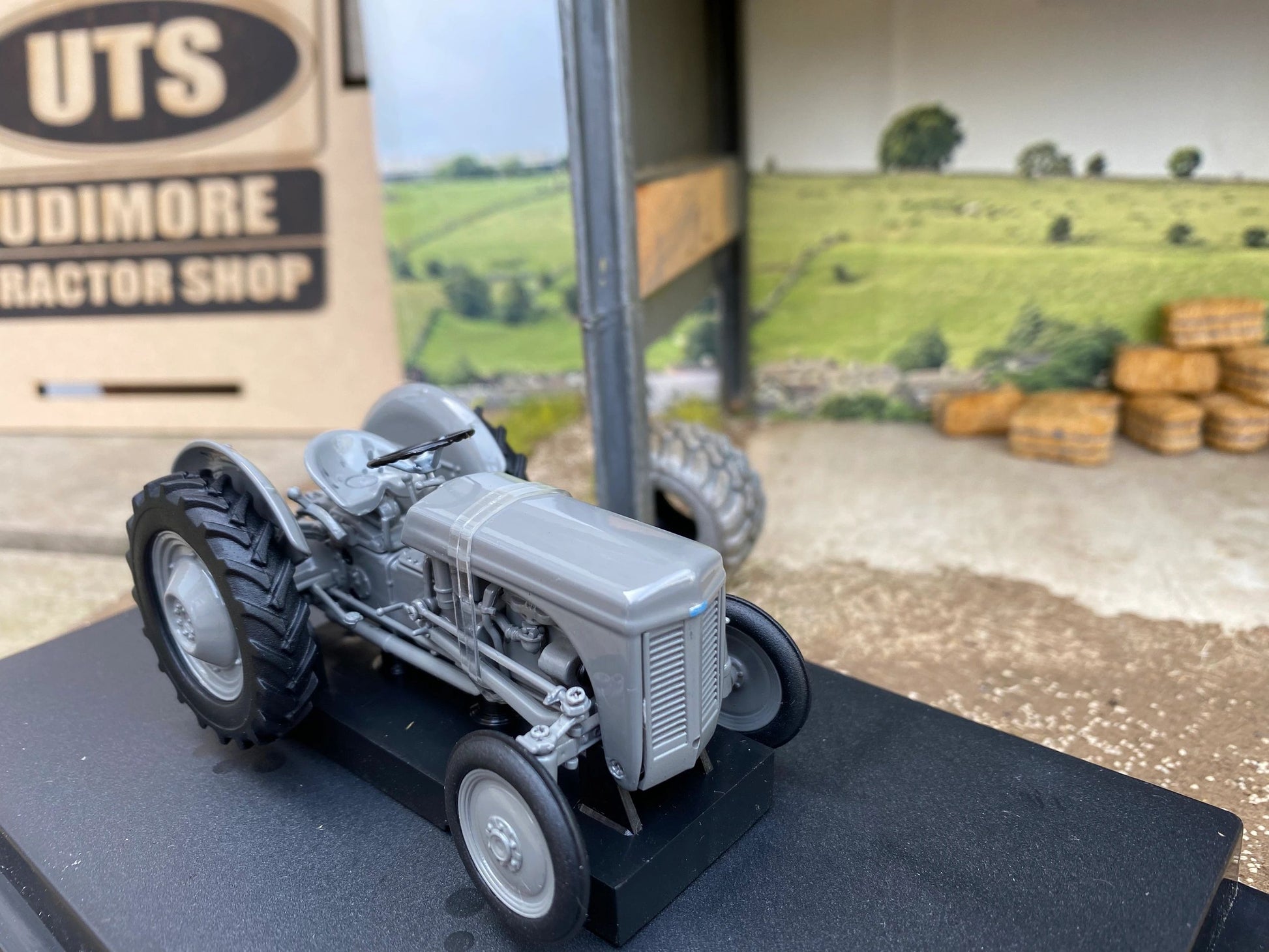 Universal Hobbies Ferguson TEA20 tractor BOXED 1:32 New 4189 Little Grey Fergie Image 3