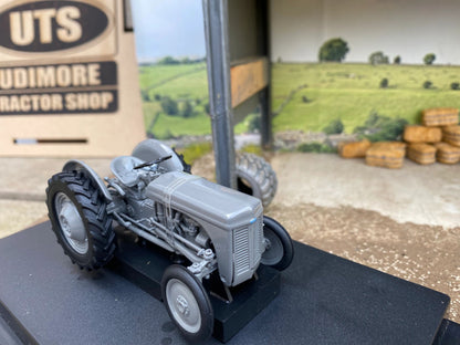 Universal Hobbies Ferguson TEA20 tractor BOXED 1:32 New 4189 Little Grey Fergie Image 3