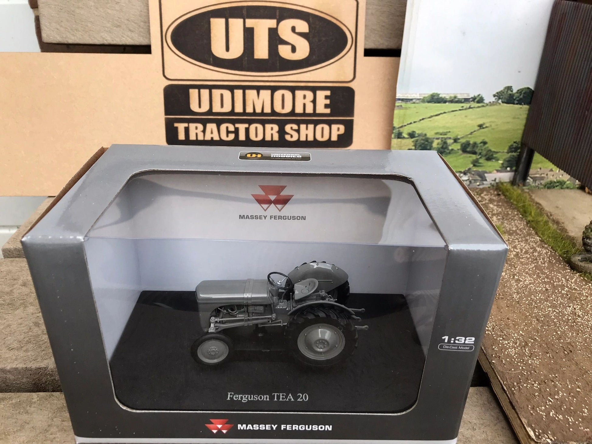 Universal Hobbies Ferguson TEA20 tractor BOXED 1:32 New 4189 Little Grey Fergie Image 4