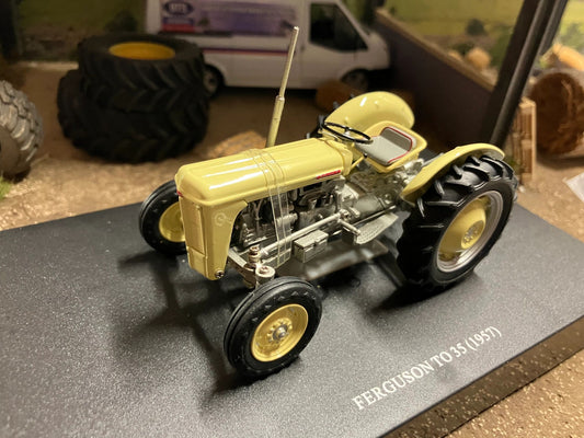 Universal Hobbies Ferguson TO35 tractor BOXED 1:32 New 4991 Grey Fergie Image