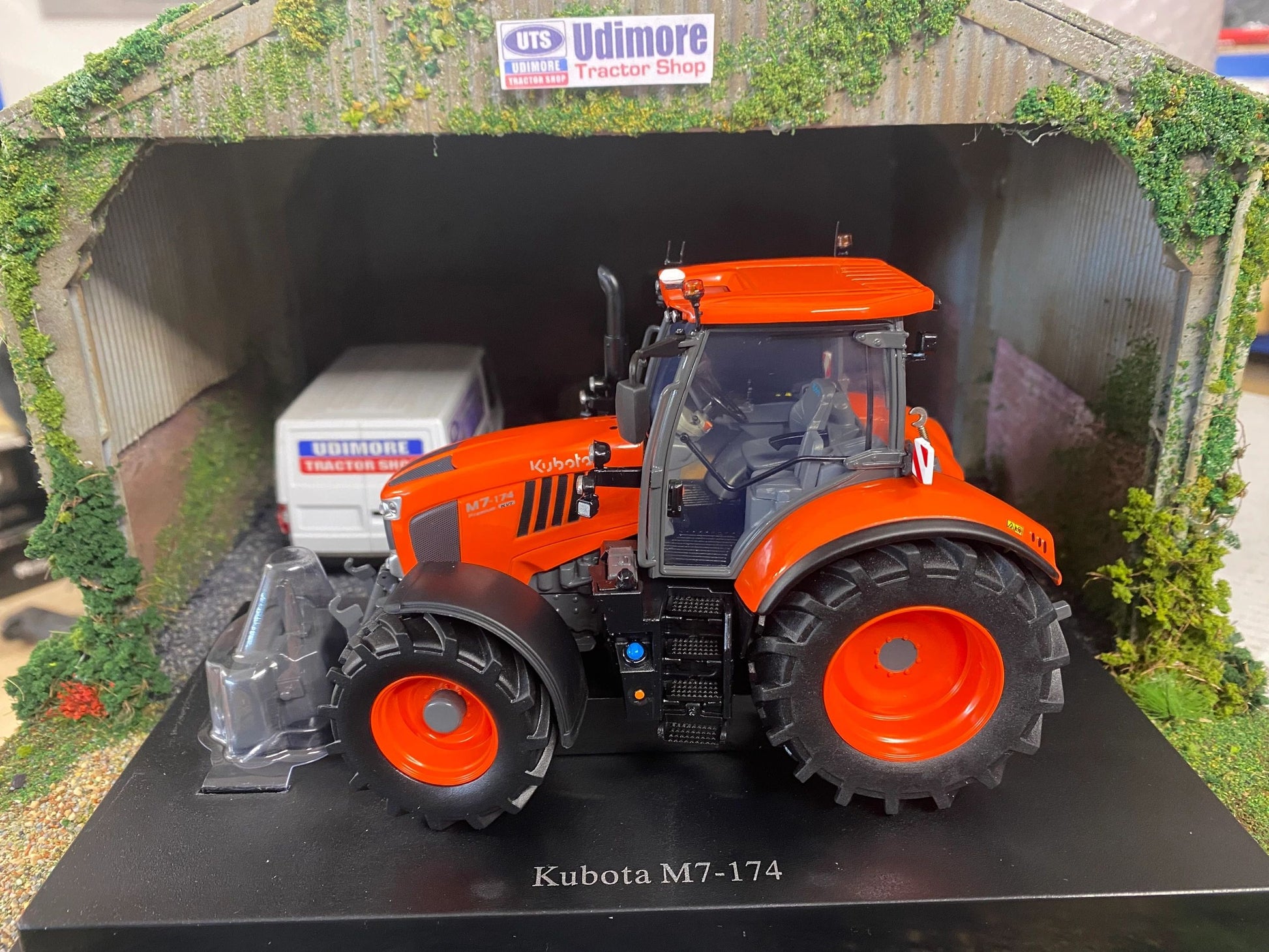 Universal Hobbies Kubota M7-174 Tractor BOXED 1:32 scale UH6727 Image