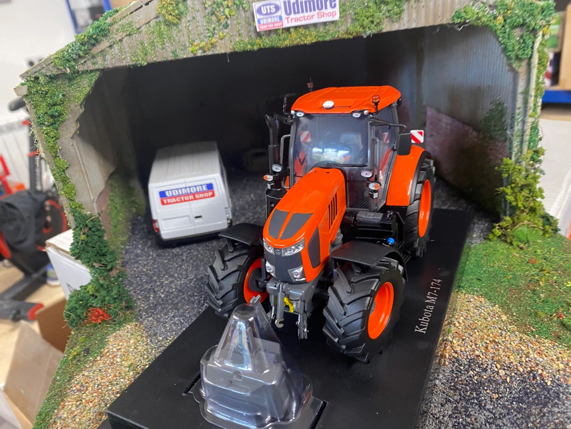 Universal Hobbies Kubota M7-174 Tractor BOXED 1:32 scale UH6727 Image 3