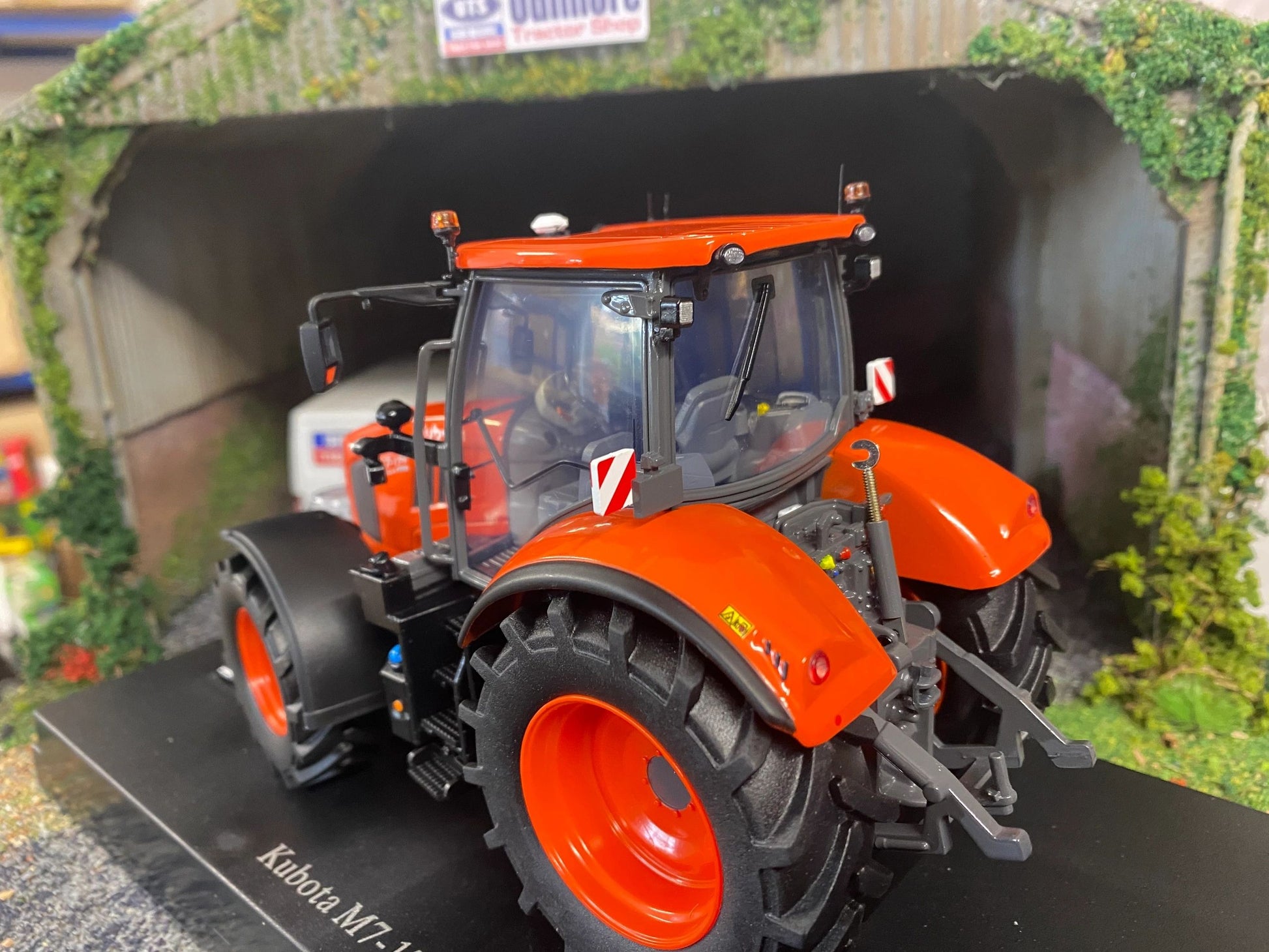 Universal Hobbies Kubota M7-174 Tractor BOXED 1:32 scale UH6727 Image 4