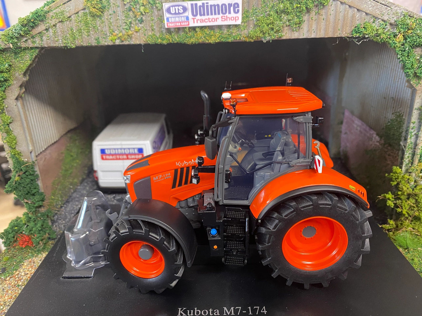 Universal Hobbies Kubota M7-174 Tractor BOXED 1:32 scale UH6727 Image 5