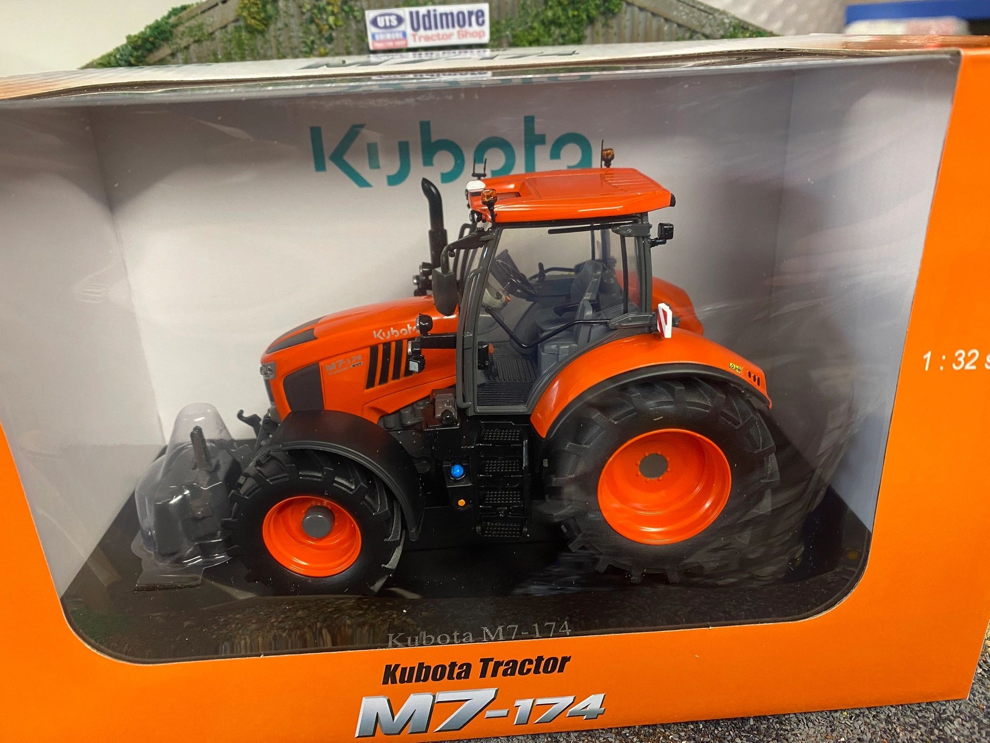 Universal Hobbies Kubota M7-174 Tractor BOXED 1:32 scale UH6727 Image 6