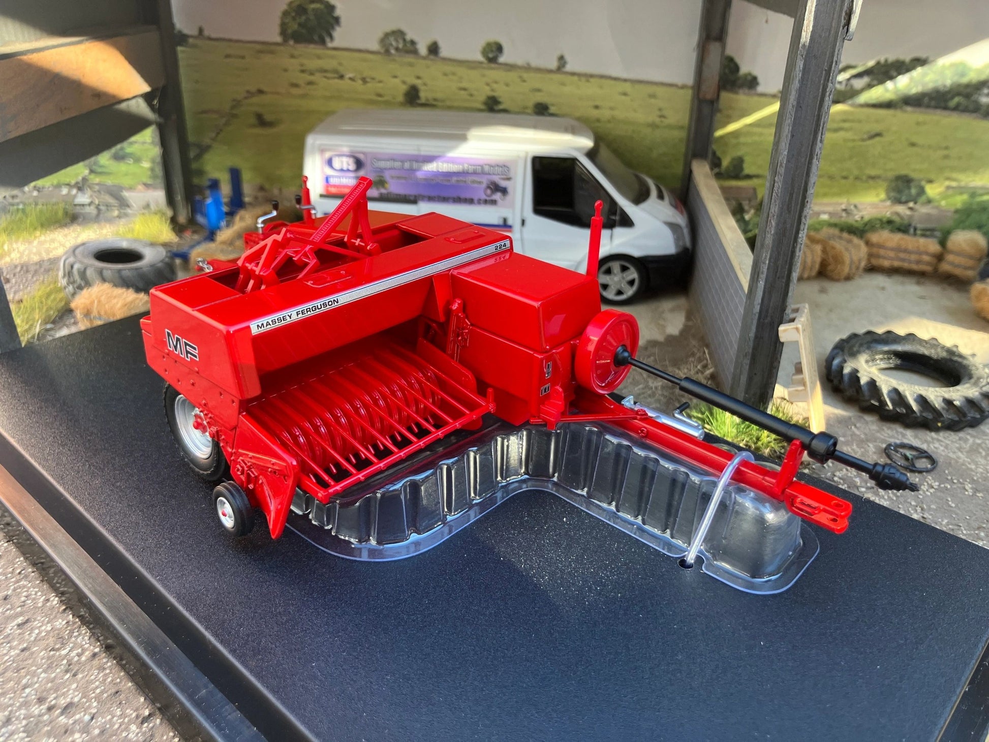 Universal Hobbies Massey Ferguson 224 Rectangular Baler BOXED 1:32 scale UH6775 Image 6