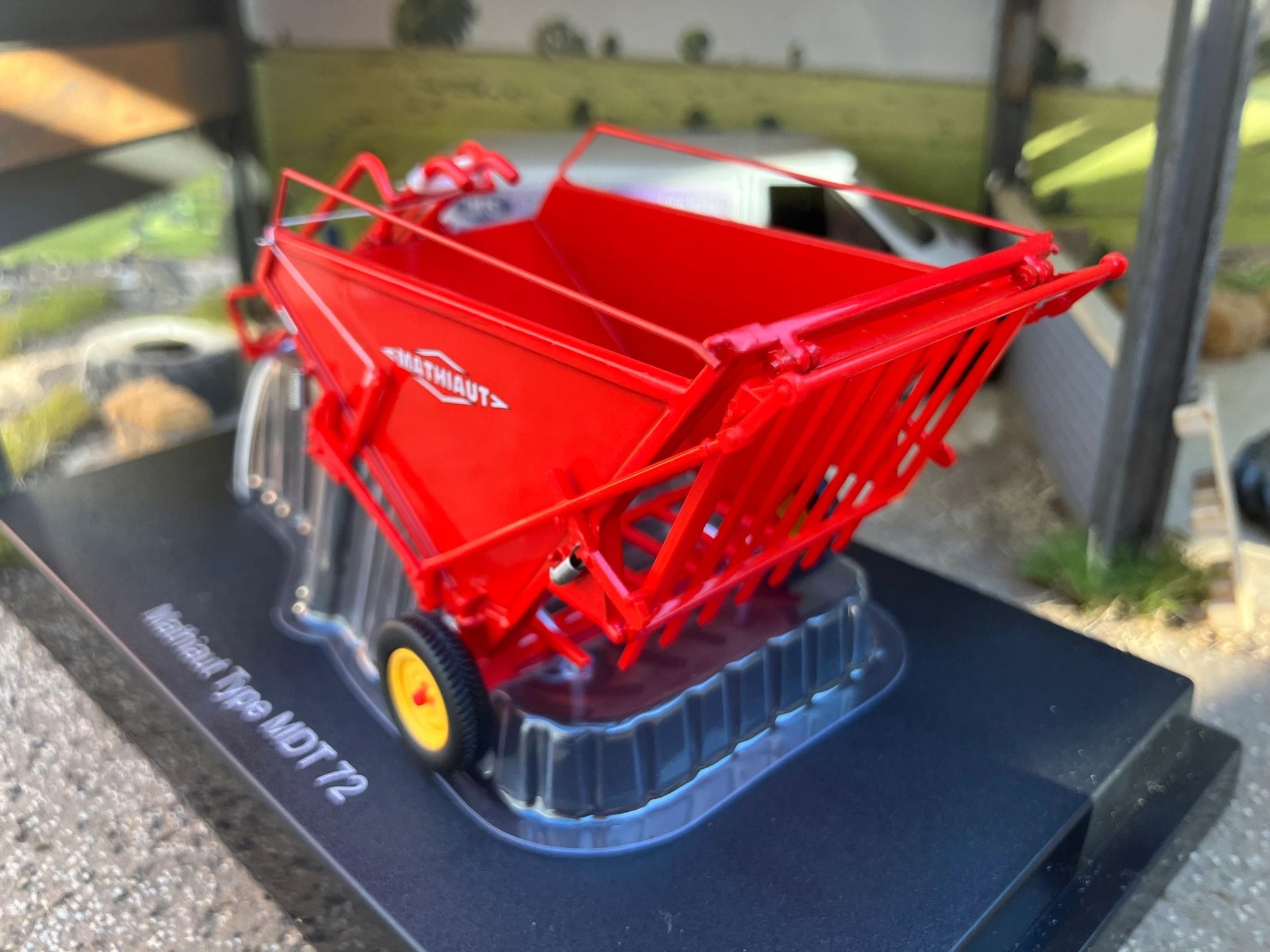 Universal Hobbies Mathiaut MTD 72 Bale Chase Trailer BOXED 1:32 scale UH6772 Image 5