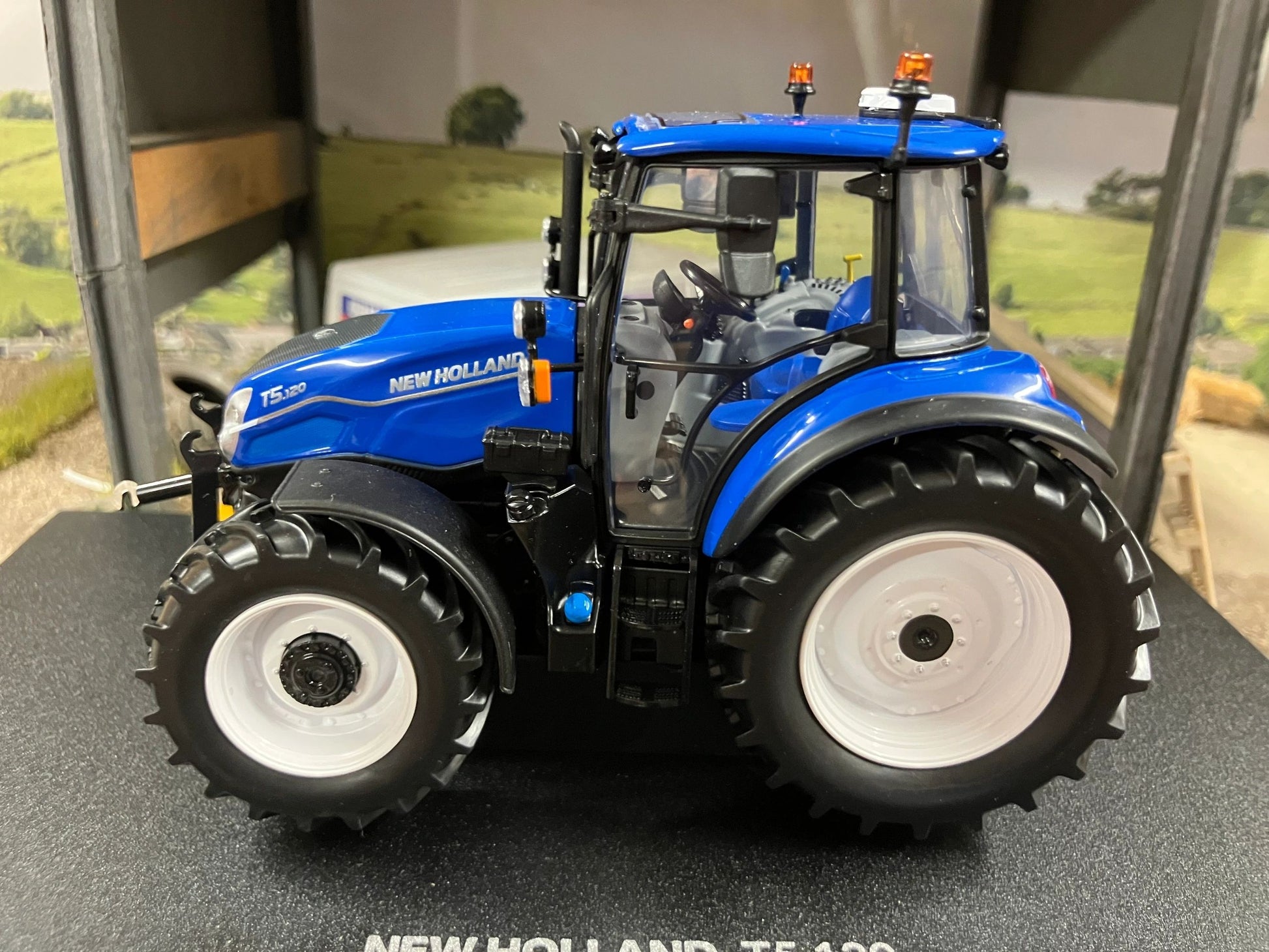Universal Hobbies New Holland T5.120 dual command Tractor BOXED 1:32 scale UH6678 Image 3
