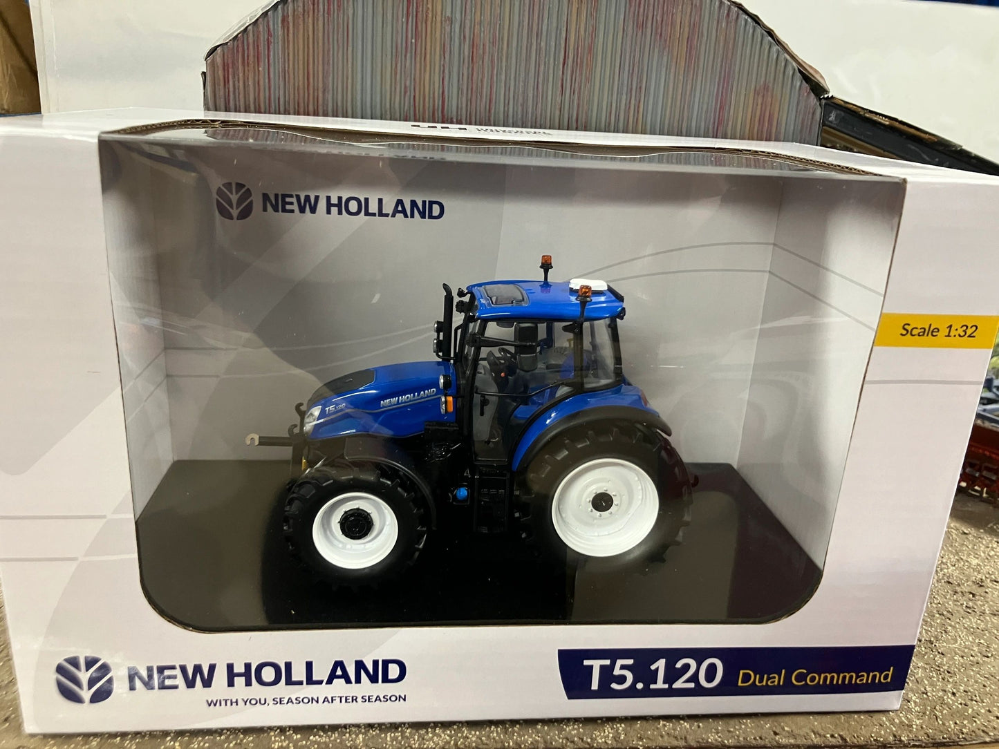 Universal Hobbies New Holland T5.120 dual command Tractor BOXED 1:32 scale UH6678 Image 6