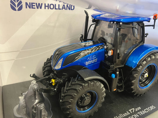 Universal Hobbies New Holland T7.225 Basildon 2 Millionth Tractor BOXED 1:32 scale UH6744 Image