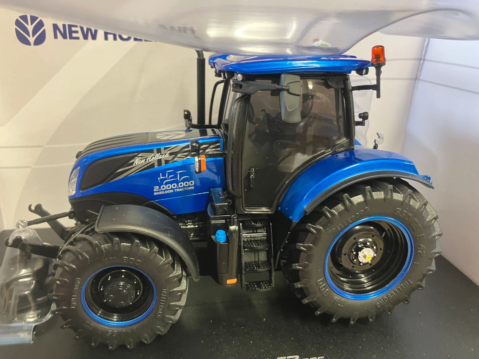 Universal Hobbies New Holland T7.225 Basildon 2 Millionth Tractor BOXED 1:32 scale UH6744 Image 2