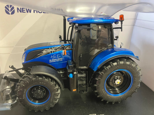 Universal Hobbies New Holland T7.225 Basildon 2 Millionth Tractor BOXED 1:32 scale UH6744 Image 2